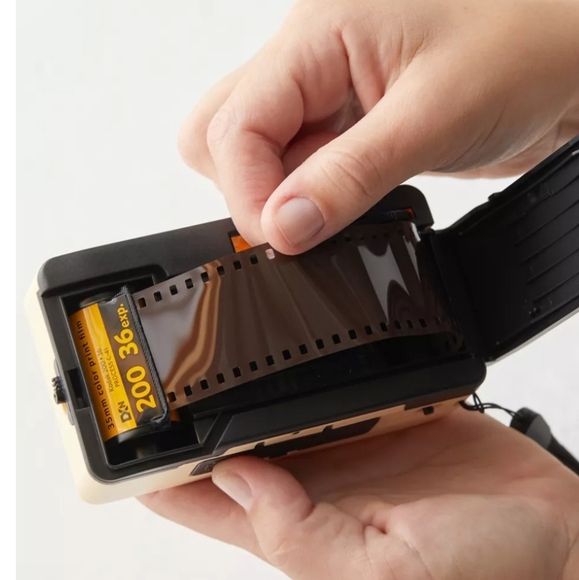 💥BUY 5 GET 3 FREE UO Swirl 35mm Flash Camera - Picture 2 of 6